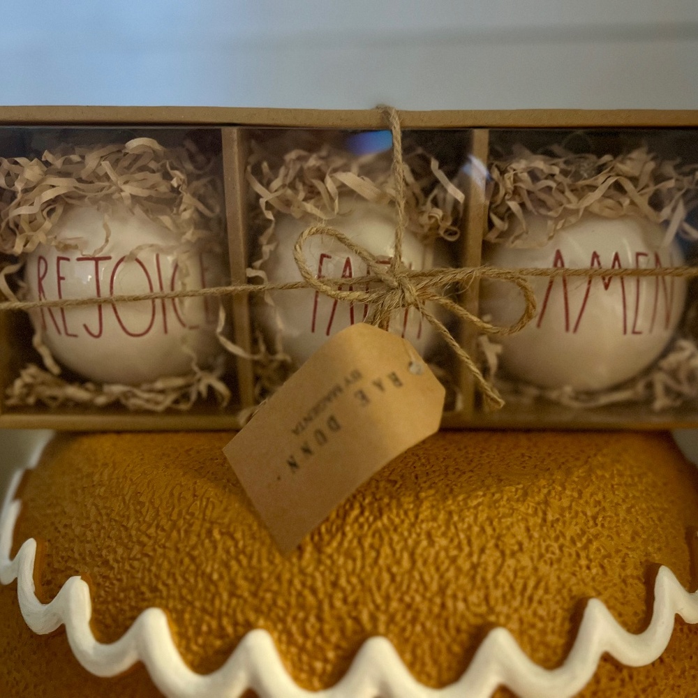 Rae Dunn Ornement set